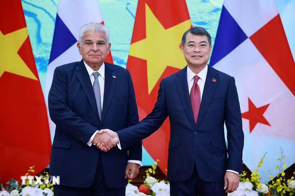 Thủ tướng Lê Minh Hưng và Tổng thống Cộng hòa Panama José Raúl Mulino. (Ảnh: Dương Giang/TTXVN)
