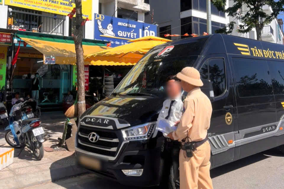 Nhà xe bị xử phạt vì sử dụng xe kinh doanh vận tải hành khách theo hợp đồng đón khách sai quy định.