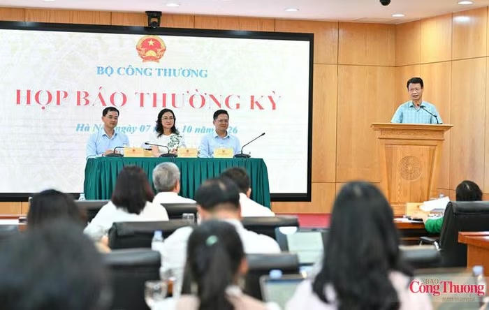 Ông Phạm Văn Quân trả lời tại buổi họp báo. Ảnh: Báo Công thương.