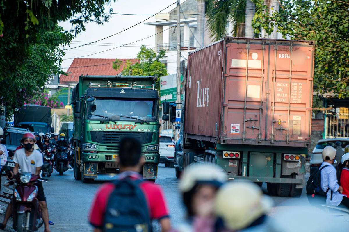 Tuyến đường Tiêu Giao được sử dụng để phân luồng xe trọng tải lớn, nên có nhiều xe ben, xe container lưu thông qua đây mỗi ngày.