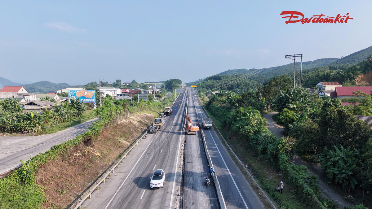Dự án mở rộng đoạn Yên Bái - Lào Cai thuộc tuyến cao tốc Nội Bài - Lào Cai có tổng mức đầu tư gần 7.700 tỷ đồng, do Tổng công ty Đầu tư phát triển đường cao tốc Việt Nam (VEC) làm chủ đầu tư.