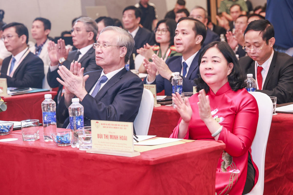Ủy viên Bộ Chính trị, Bí thư Trung ương Đảng, Chủ tịch Ủy ban Trung ương MTTQ Việt Nam Bùi Thị Minh Hoài cùng đại biểu tham dự Đại hội. Ảnh: Quang Vinh