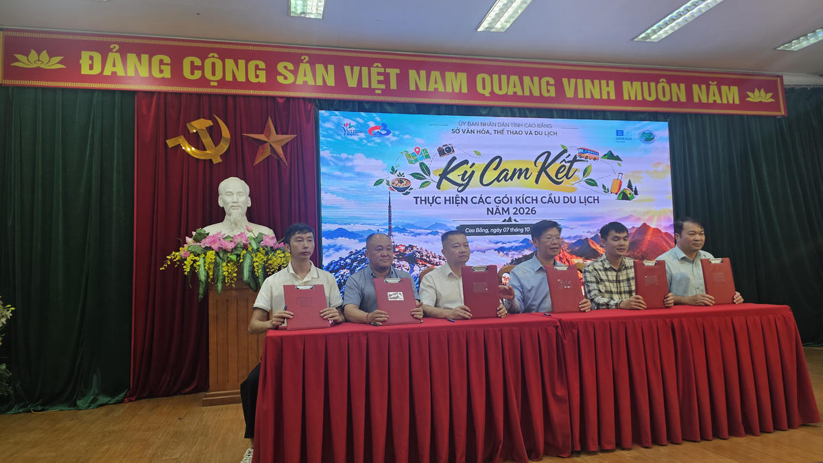 Các đơn vị ký cam kết kích cầu. Ảnh: Hân Nguyễn.
