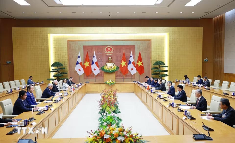 Thủ tướng Lê Minh Hưng hội kiến Tổng thống Cộng hòa Panama José Raúl Mulino. (Ảnh: Dương Giang/TTXVN)