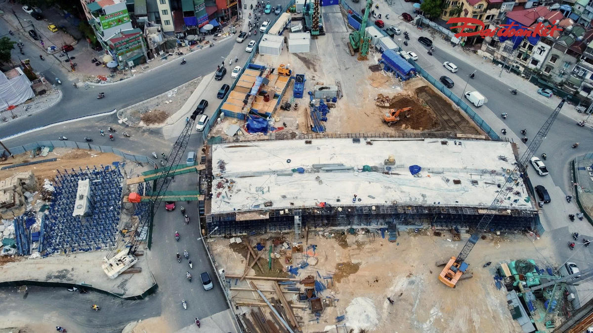 Tại khu vực nút giao Nguyễn Chí Thanh, công trường đang được tổ chức với nhiều mũi thi công. Đây là khu vực có điều kiện thi công phức tạp khi cùng thời điểm triển khai dự án ga ngầm S3 thuộc tuyến đường sắt đô thị số 5 Văn Cao - Hòa Lạc.