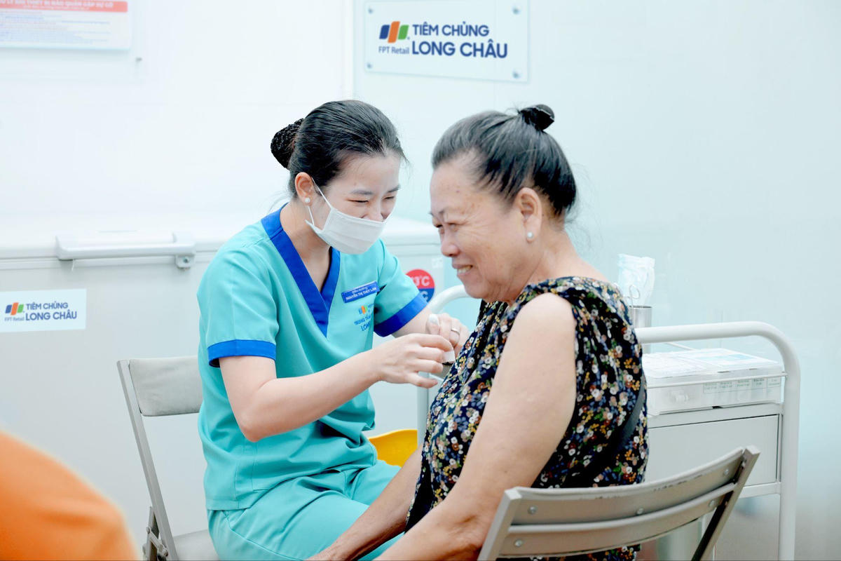 Đội ngũ chuyên viên y tế vững chuyên môn luôn sẵn sàng hỗ trợ người dân.