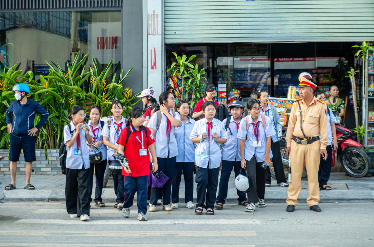  Đội CSGT đường bộ số 2 phối hợp với Công an phường Việt Hưng và các lực lượng tại chỗ phân luồng, điều tiết giao thông vào giờ học sinh đến trường, tan học.