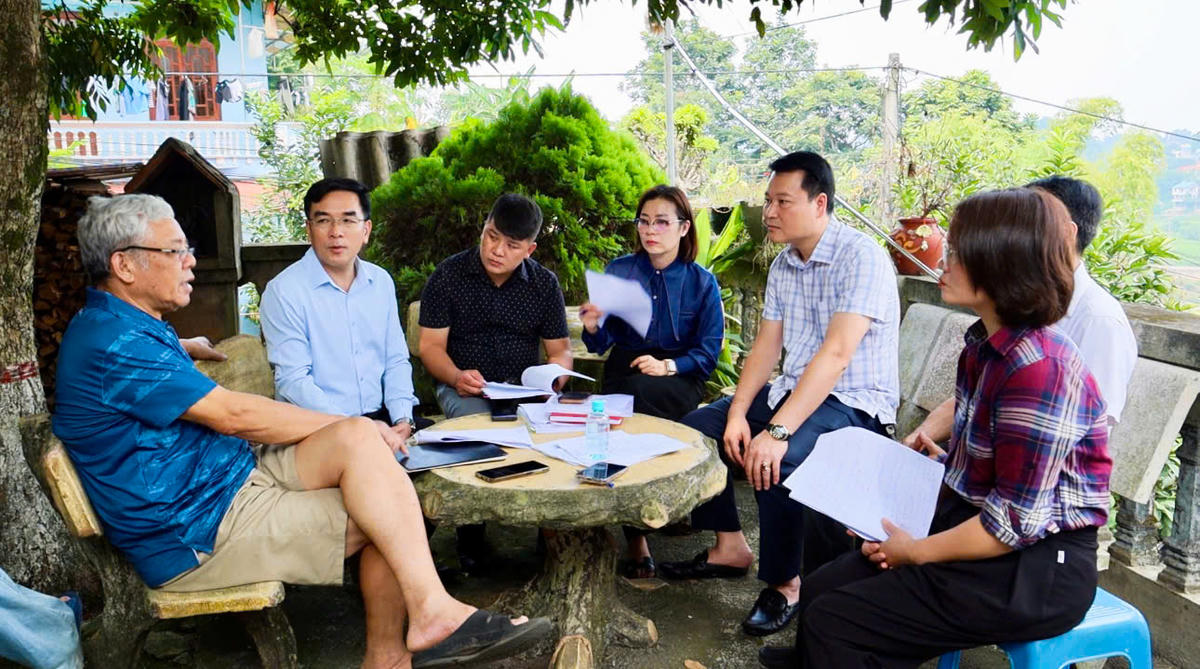 Các cán bộ của phường Tân Giang cùng xuống từng hộ dân, rà soát từng trường hợp, giải quyết các vướng mắc để đạt sự đồng thuận.