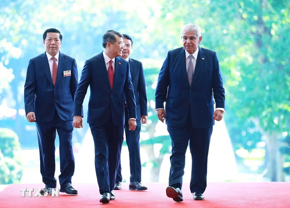 Thủ tướng Lê Minh Hưng hội kiến Tổng thống Cộng hòa Panama José Raúl Mulino. (Ảnh: Dương Giang/TTXVN)