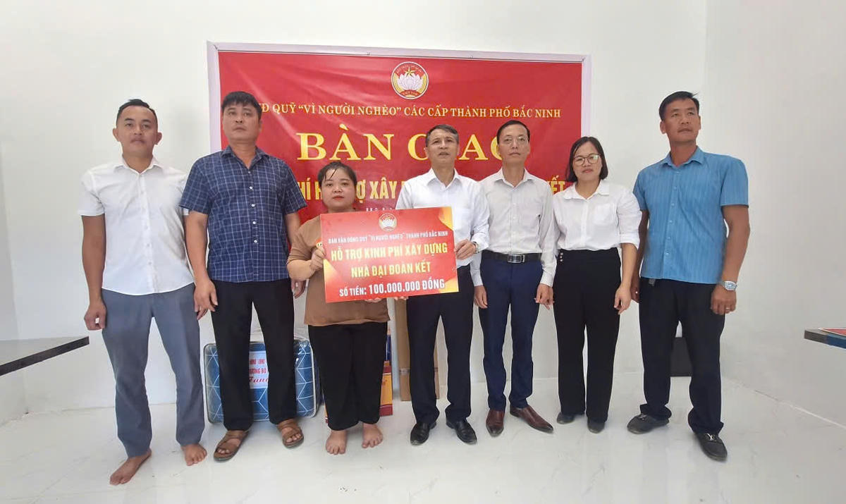 Ông Trần Quang Đạo, Phó Chủ tịch Ủy ban MTTQ thành phố Bắc Ninh cùng đoàn công tác trao tiền hỗ trợ cho gia đình bà Hà Thị Hạnh. Ảnh: V.Đức