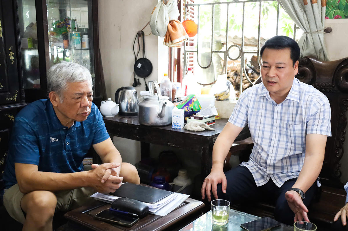 Ông Nguyễn Quốc Trung (phải) - Bí thư Đảng ủy phường Tân Giang trao đổi, lắng nghe tâm tư người dân.