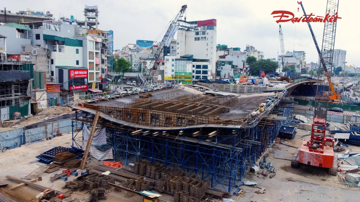 Theo thiết kế, trên tuyến có 2 cầu vượt tại các nút giao Giảng Võ - Láng Hạ và Nguyễn Chí Thanh. Các công trình này đang được tập trung thi công cùng nhiều hạng mục khác của dự án như nền, mặt đường, nút giao, tường chắn, hệ thống thoát nước, chiếu sáng và hạ tầng kỹ thuật.