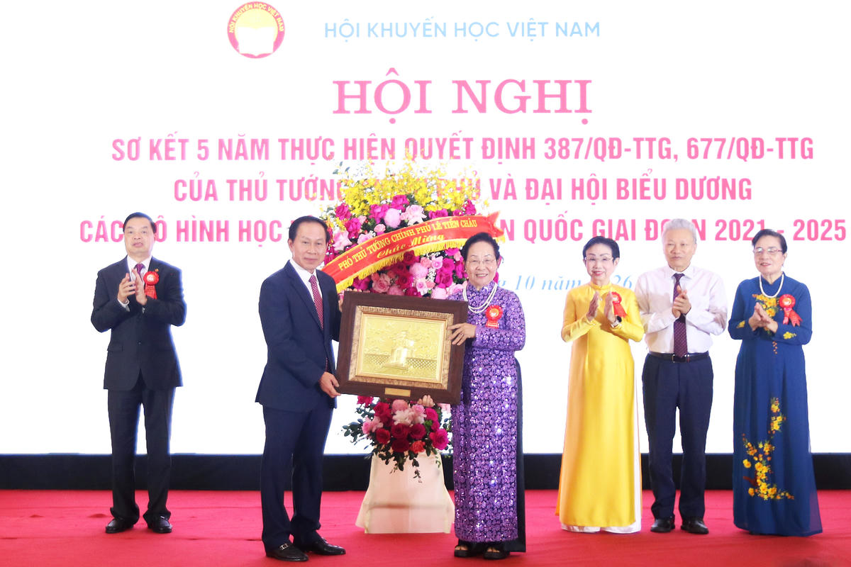 Phó Thủ tướng Chính phủ Lê Tiến Châu tặng hoa và quà lưu niệm cho Hội Khuyến học Việt Nam.