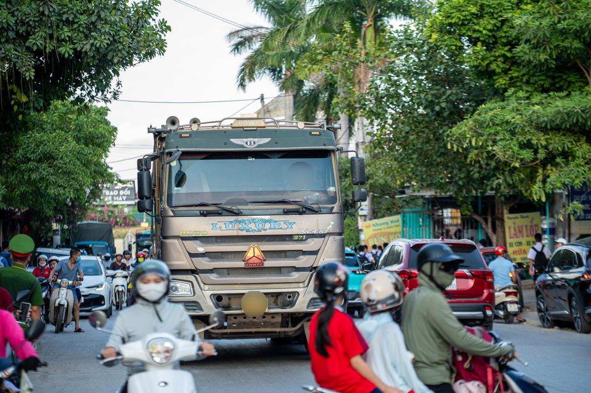 Quảng Ninh: Bất an xe tải trọng lớn "chen chân" cùng học sinh trên đường Tiêu Giao