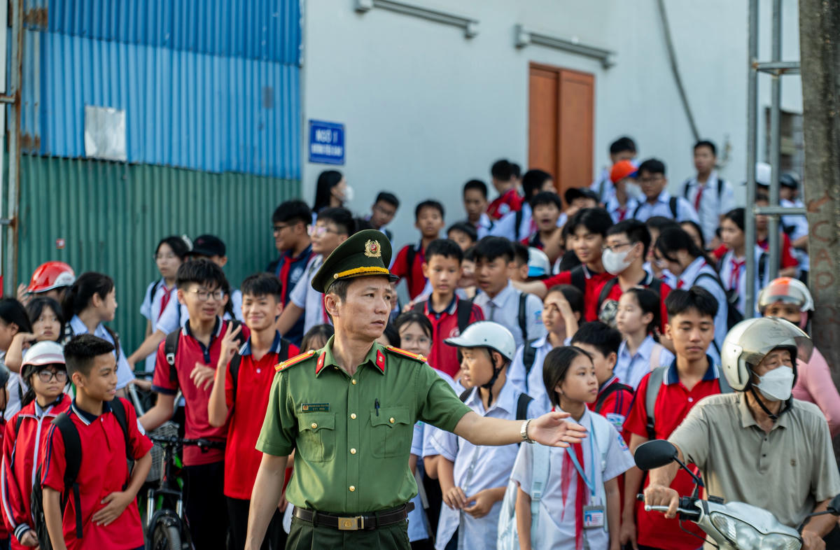 Quảng Ninh: Bất an xe tải trọng lớn "chen chân" cùng học sinh trên đường Tiêu Giao