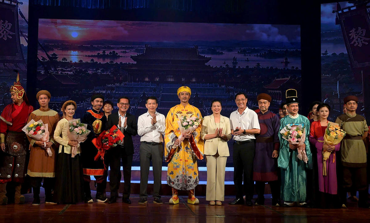 Đại biểu và công chúng giao lưu, chụp ảnh cùng các nghệ sĩ tại chương trình.