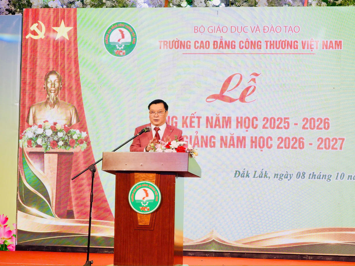 Viện sĩ, Giáo sư danh dự, TS Lê Đại Hùng, Bí thư Đảng bộ, Chủ tịch Hội đồng trường phát biểu chỉ đạo tại Lễ khai giảng năm học mới. Ảnh: Thanh Nga.