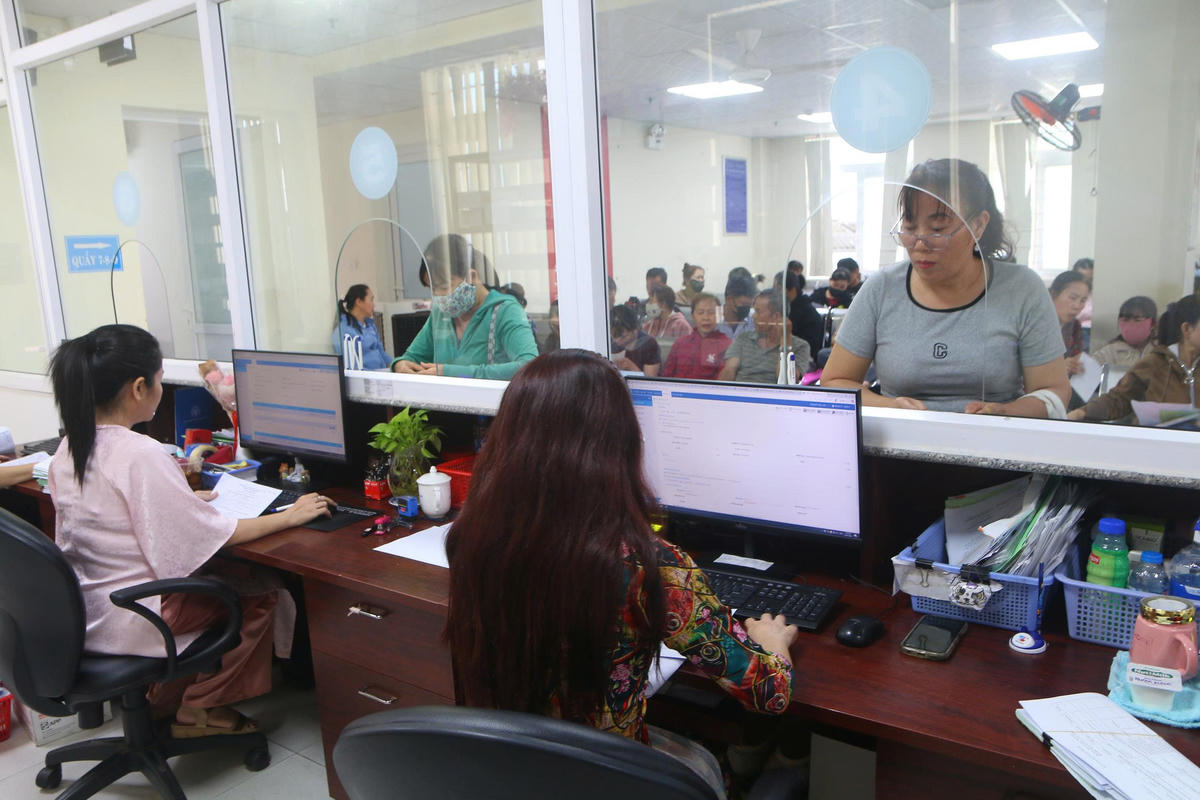 Người dân đi KCB BHYT. Ảnh: Hồ Tú