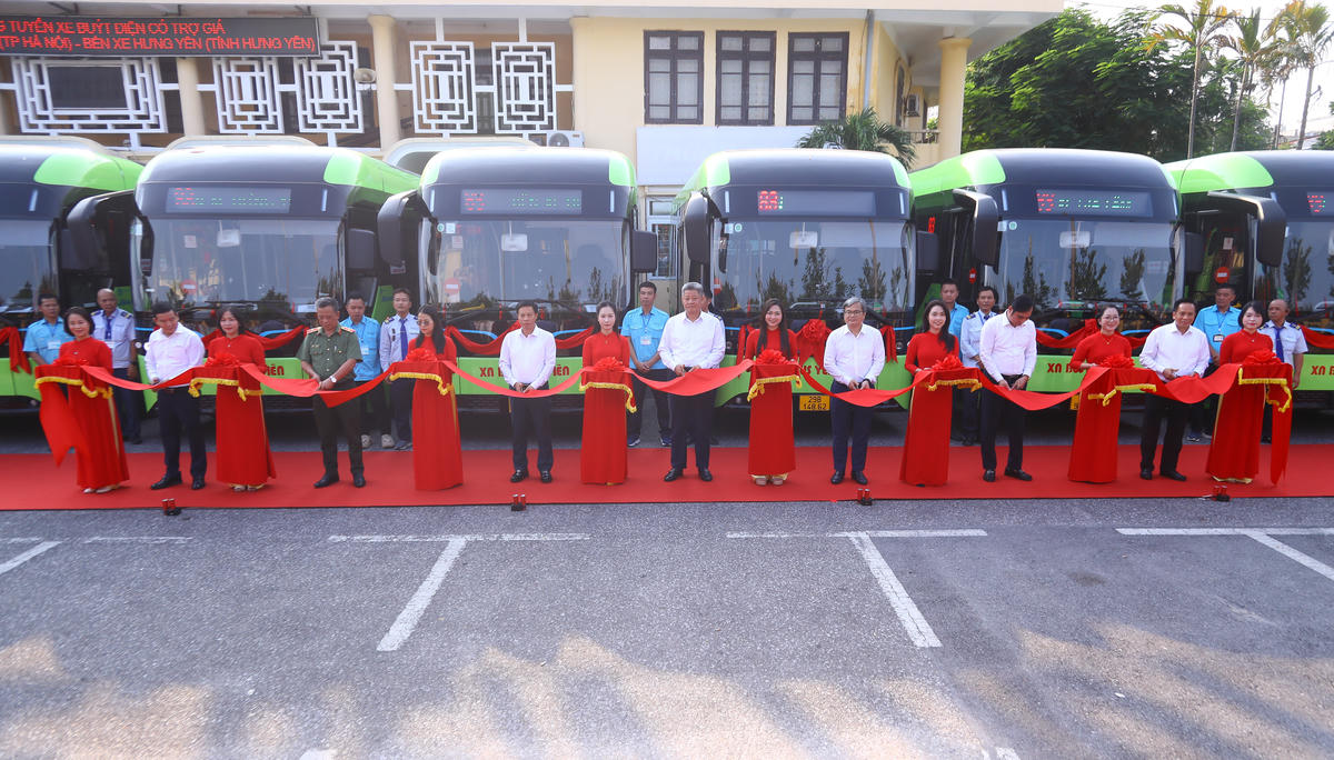 Các lãnh đạo Hà Nội và Hưng Yên thực hiện nghi thức cắt băng khai trương tuyến xe buýt số 83.