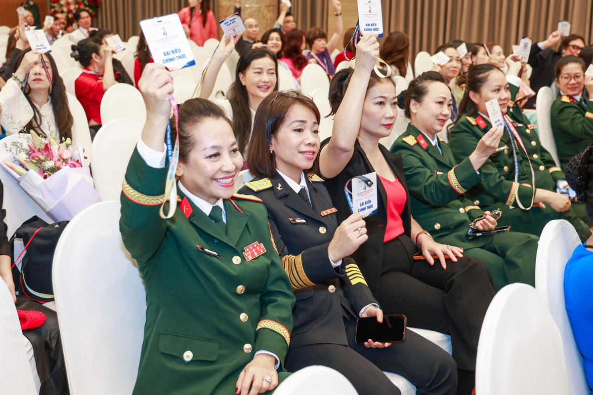 Đại biểu biểu quyêt thông qua Nghị quyết Đại hội. Ảnh: Quang Vinh