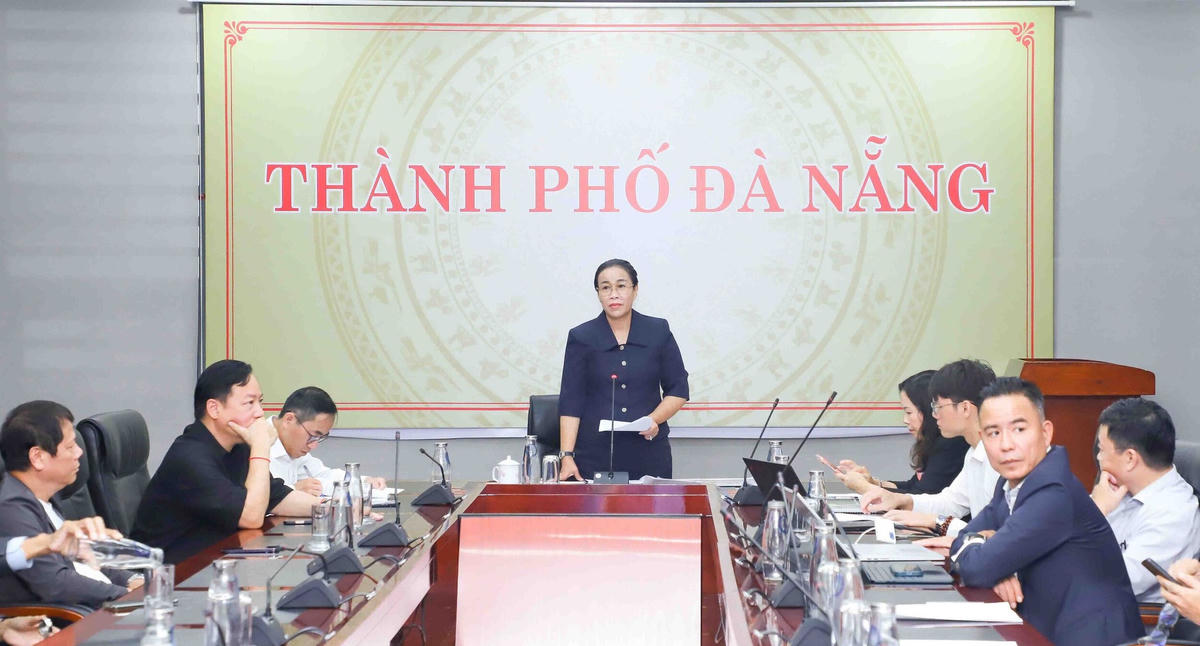 Phó Chủ tịch UBND thành phố Nguyễn Thị Anh Thi chủ trì cuộc họp. Ảnh: Nguyễn Tú.