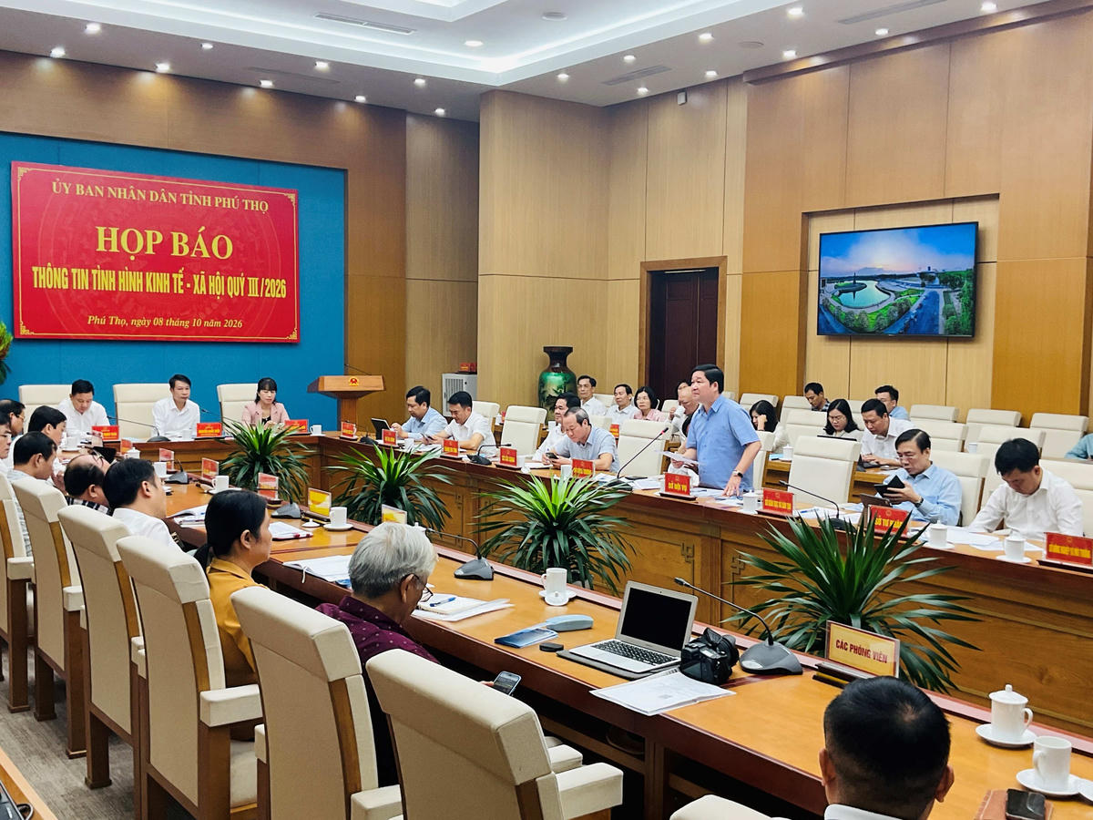 Đại diện các sở, ngành thông tin những vẫn đề liên quan tại họp báo.