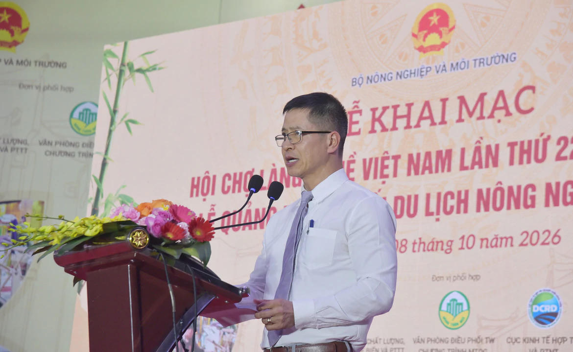 Ông Nguyễn Minh Tiến, Giám đốc Trung tâm Xúc tiến thương mại nông nghiệp phát biểu khai mạc hội chợ. Ảnh: KT