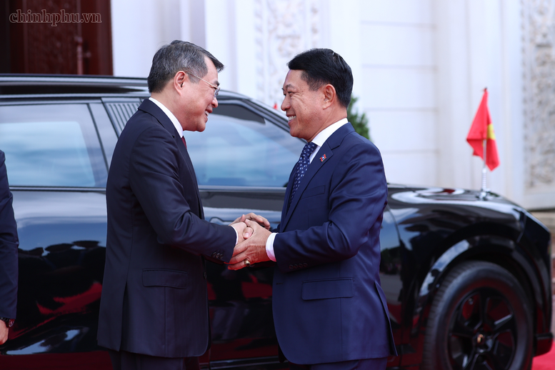 Thủ tướng Lào Saleumxay Kommasith chủ trì lễ đón chính thức Thủ tướng Lê Minh Hưng- Ảnh 1.