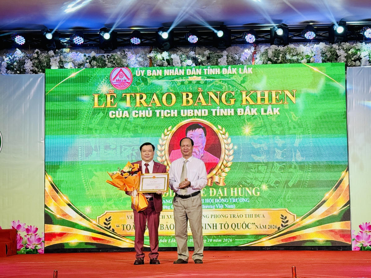 Đại diện UBND tỉnh Đắk Lắk trao Bằng khen của Chủ tịch UBND tỉnh Đắk Lắk cho Tiến sĩ Lê Đại Hùng, Chủ tịch Hội đồng trường vì có thành tích xuất sắc trong phong trào thi đua “Toàn dân bảo vệ an ninh Tổ quốc” và tổ chức các hoạt động tiến tới Ngày hội toàn dân bảo vệ an ninh Tổ quốc năm 2026.
