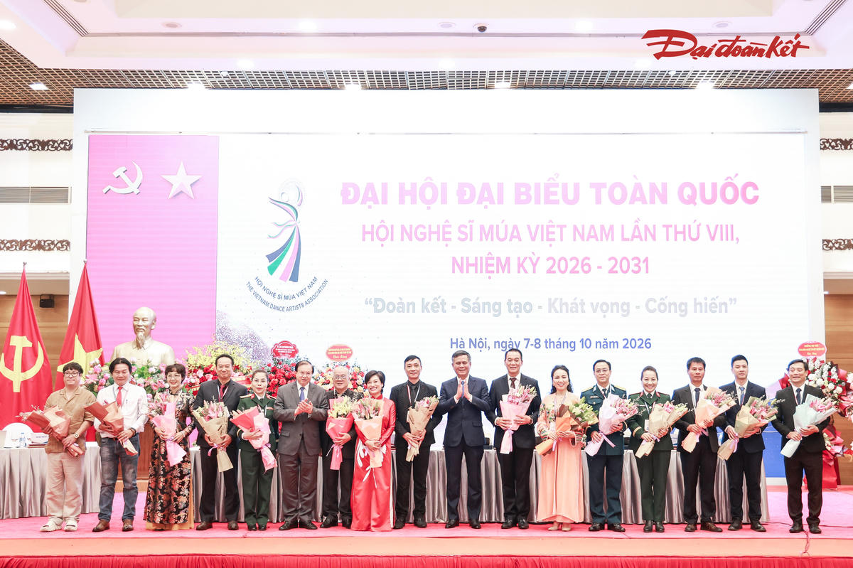 Phó Chủ tịch Ủy ban Trung ương MTTQ Việt Nam Trần Thắng tặng hoa chúc mừng Ban Chấp hành nhiệm kỳ 2026-2031. Ảnh: Quang Vinh.