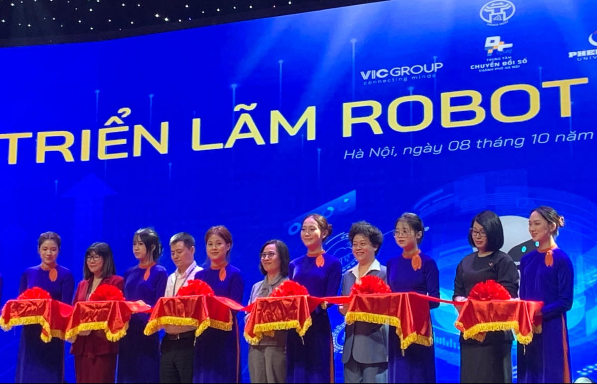 Các đại biểu cắt băng khai mạc Triển lãm Robot Hà Nội 2026. Ảnh: T.H.