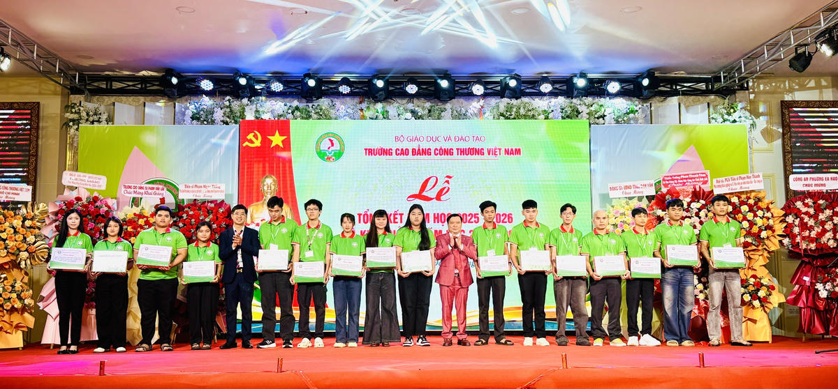 Viện sĩ, Giáo sư danh dự, TS. Lê Đại Hùng – Chủ tịch HĐQT, Bí thư chi bộ trường Cao đẳng Công Thương Việt Nam trao học bổng máy tính cho tân sinh viên khóa 11.