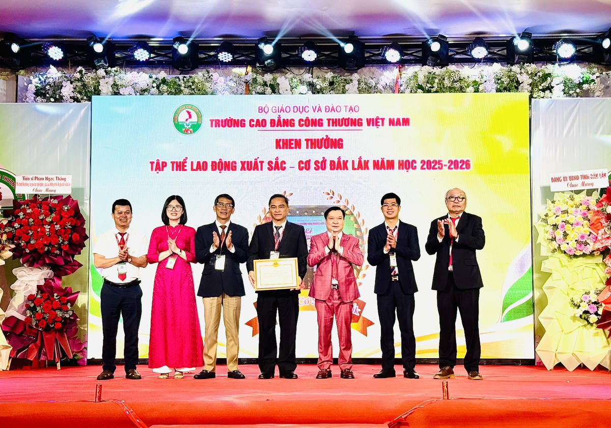 Viện sĩ, Giáo sư danh dự, TS. Lê Đại Hùng – Chủ tịch HĐQT, Bí thư chi bộ trường Cao đẳng Công Thương Việt Nam tặng giấy khen cho tập thể lao động xuất sắc – Cơ sở Đắk Lắk
