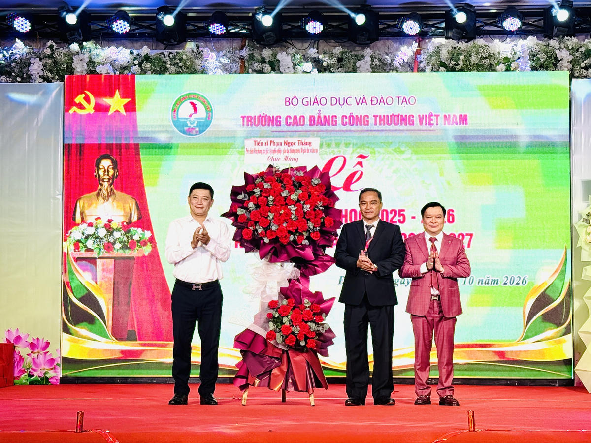 TS Phạm Ngọc Thắng – Phó chánh Văn phòng, cục giáo dục nghề nghiệp – giáo dục thường xuyên, Bộ giáo dục và đào tạo tặng hoa chúc mừng nhà trường.