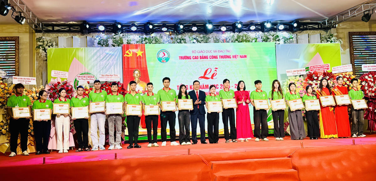 Lãnh đạo trường Cao đẳng Công Thương Việt Nam tặng giấy khen cho sinh viên đạt thành tích giỏi, xuất sắc trong học tập và rèn luyện, năm học 2025-2026.