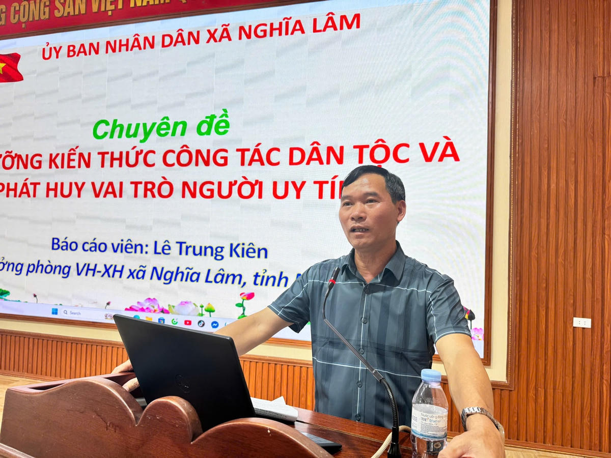 Ông Lê Trung Kiên, Trưởng phòng Văn hoá – xã hội xã Nghĩa Lâm phát biểu tại hội nghị.