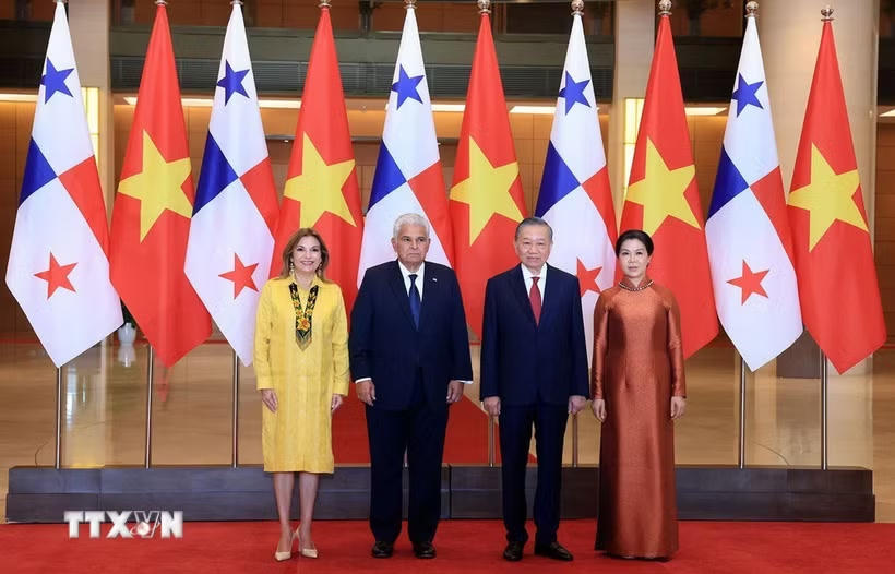 Tổng Bí thư, Chủ tịch nước Tô Lâm và Phu nhân cùng Tổng thống Cộng hòa Panama José Raúl Mulino và Phu nhân chụp ảnh chung. (Ảnh: Tuấn Anh/TTXVN).