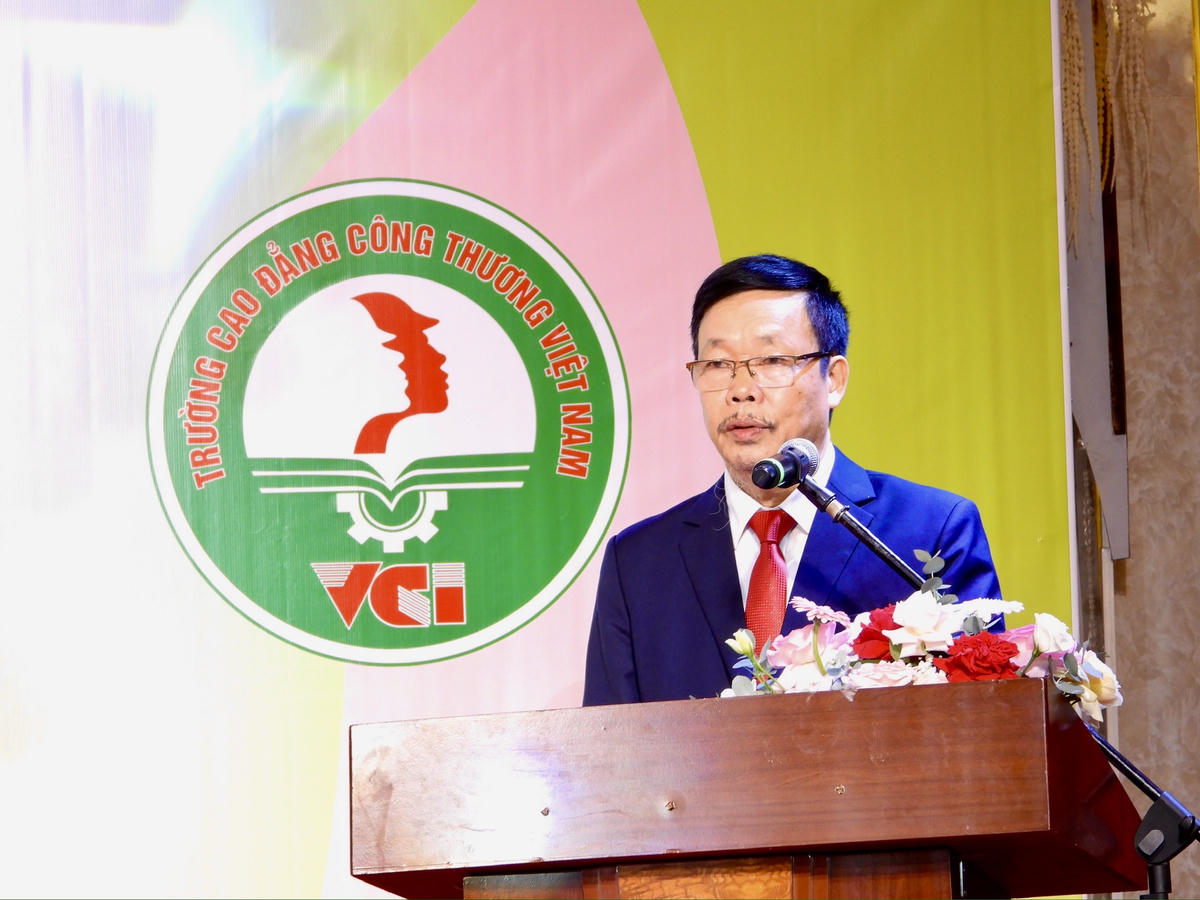 PGS.TS Nguyễn Thành Vinh, Hiệu trưởng Trường Cao đẳng Công thương Việt Nam, đọc diễn văn khai giảng năm học 2026-2027.