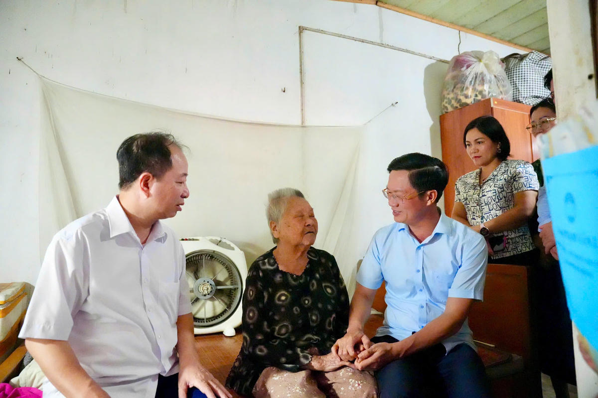 Phó Bí thư Thành ủy, Chủ tịch Ủy ban MTTQ Việt Nam thành phố Phạm Văn Lập trao quà cho hộ nghèo thuộc phường Lê Thanh Nghị. Ảnh: NL.