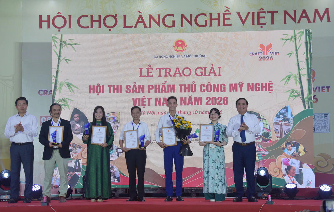 Ban tổ chức trao giải cho các tác giả, nghệ nhân đạt giải tại "Hội thi sản phẩm thủ công mỹ nghệ Việt Nam 2026". Ảnh: KT