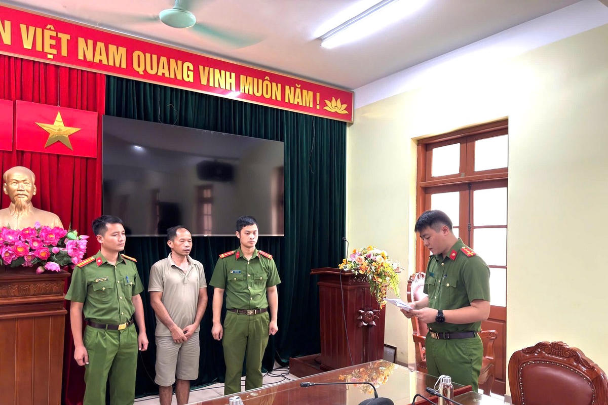 Cơ quan Cảnh sát điều tra, Công an tỉnh Thái Nguyên thi hành quyết định khởi tố vụ án, khởi tố bị can đối với Đặng Văn Giang. Ảnh: Công an Thái Nguyên.