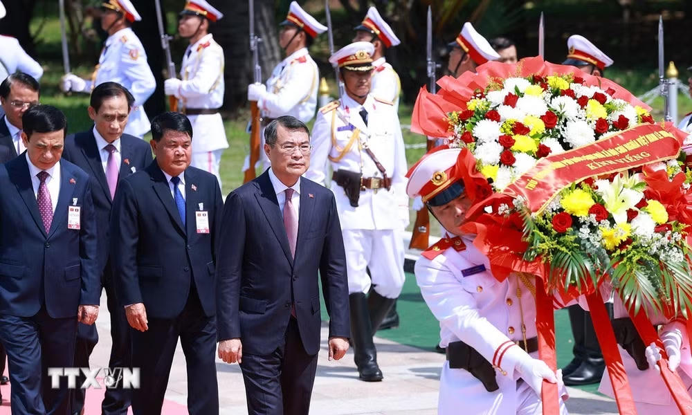 ttxvn_thu-tuong-le-minh-hung-dat-vong-hoa-tai-dai-liet-sy-vo-danh-lao-4.jpg