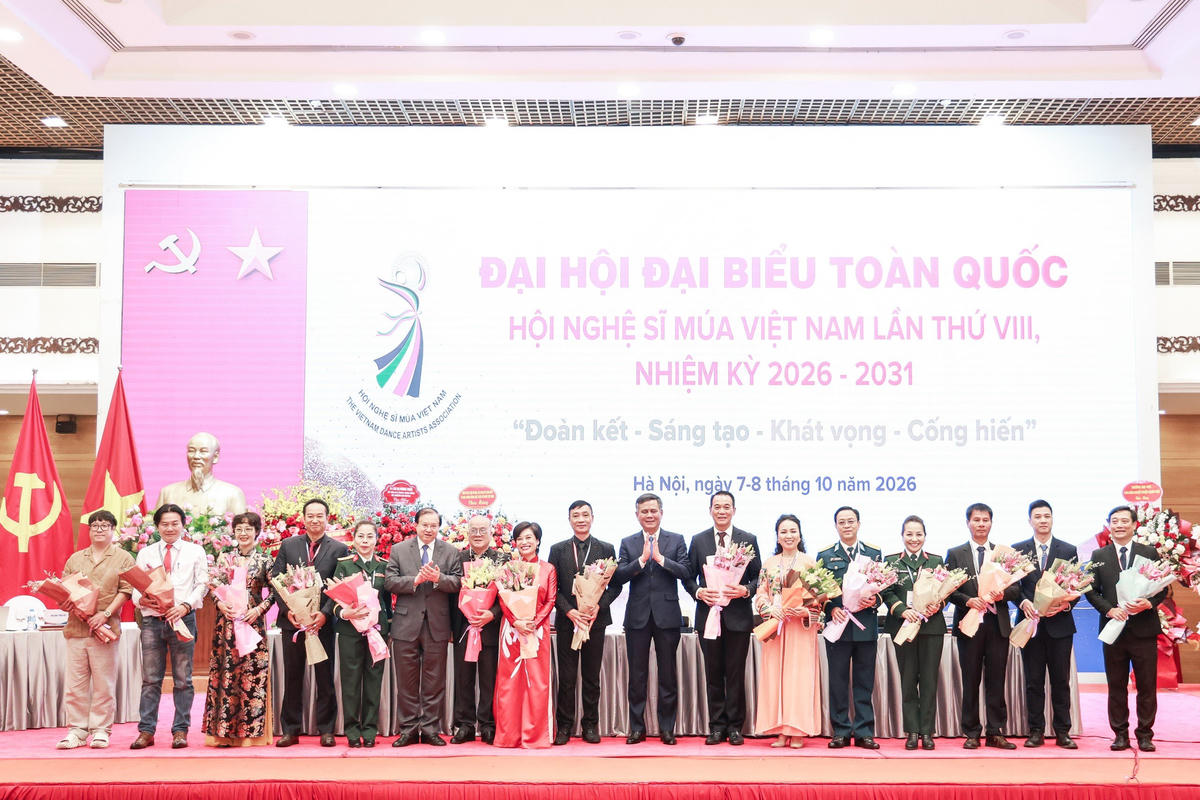 Ông Trần Thắng, Phó Chủ tịch Ủy ban Trung ương MTTQ Việt Nam tặng hoa chúc mừng Đại hội. Ảnh: Quang Vinh