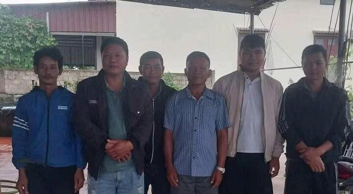 Ông Sơn và các công nhân. Ảnh: CAX. 