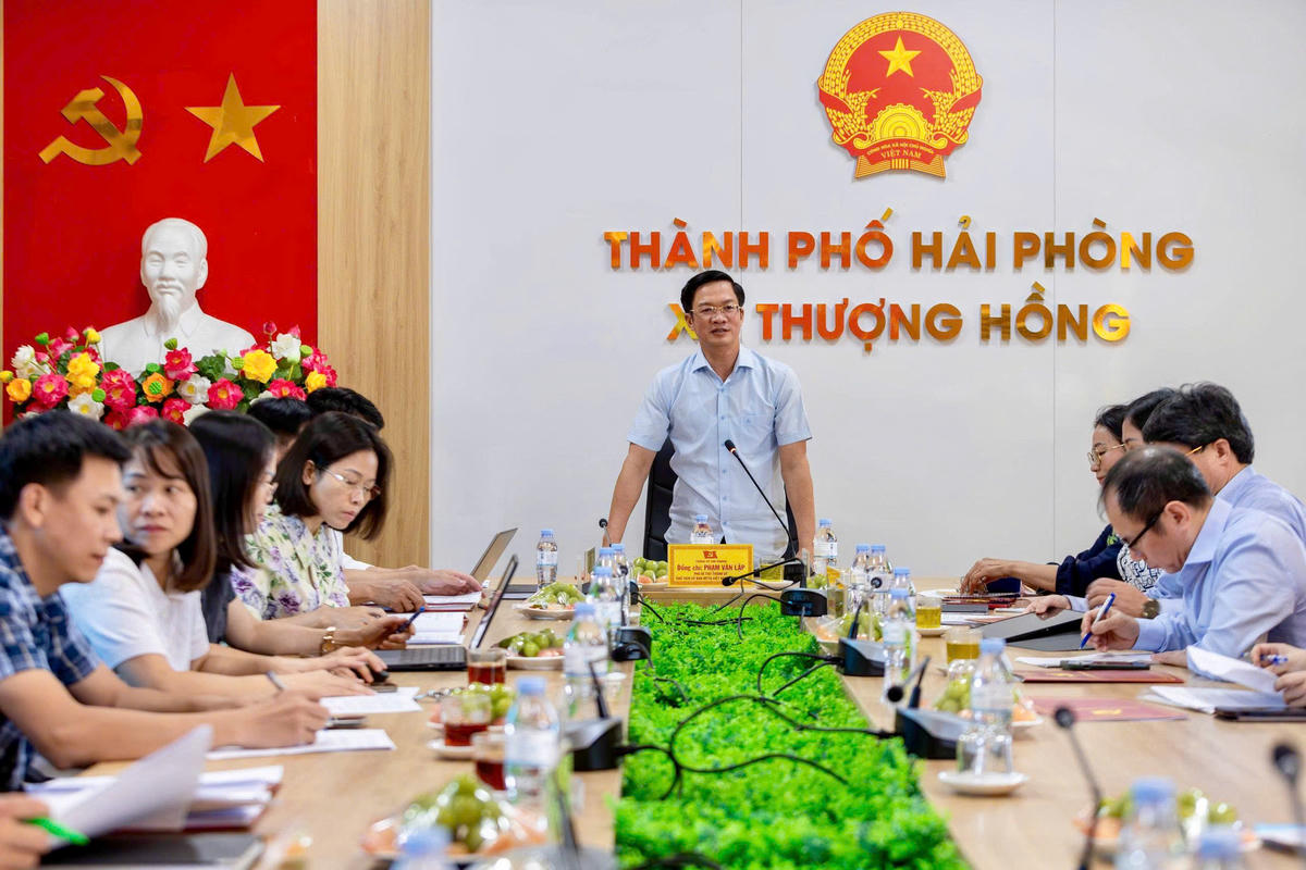  Phó Bí thư Thành ủy, Chủ tịch Ủy ban MTTQ Việt Nam thành phố Phạm Văn Lập làm việc với lãnh đạo xã Thượng Hồng về giải pháp thực hiện mục tiêu xóa nghèo. Ảnh: NL. 