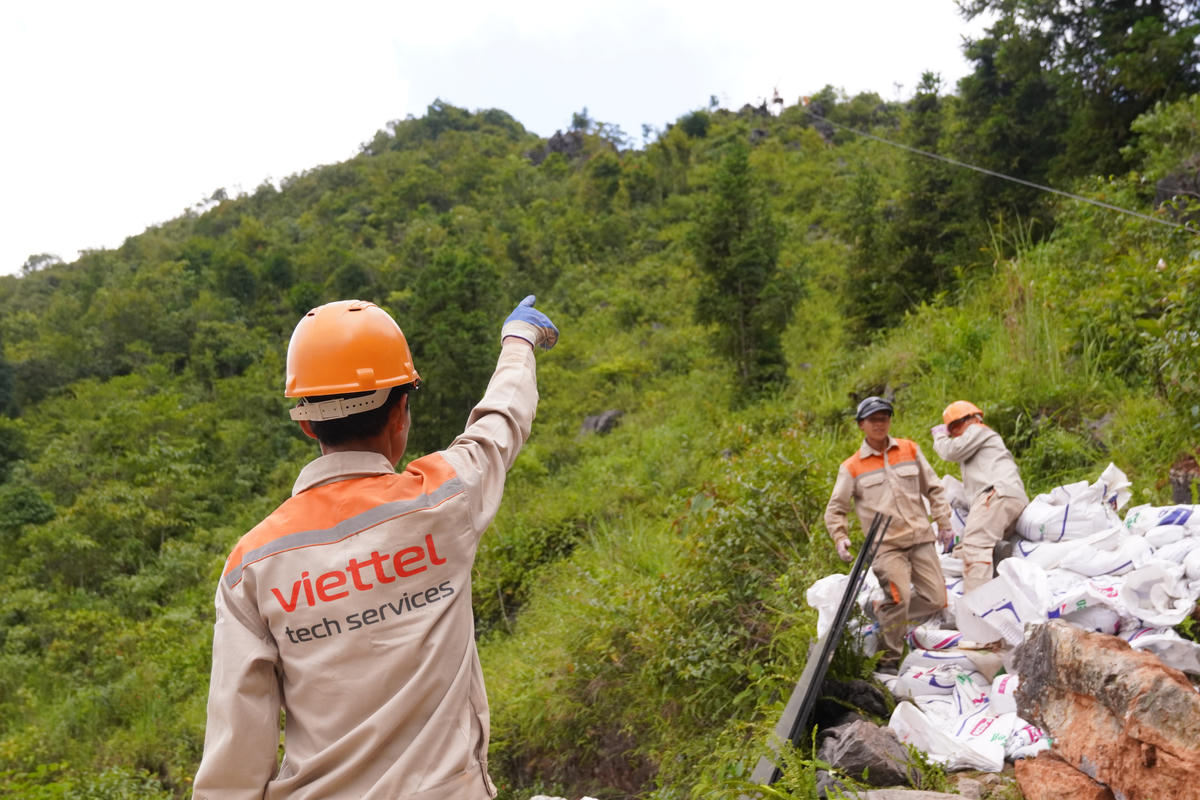 Vật tư được vận chuyển lên điểm trạm