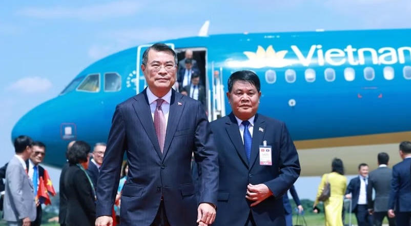 Thủ tướng Lê Minh Hưng đến thủ đô Vientiane bắt đầu thăm chính thức Lào