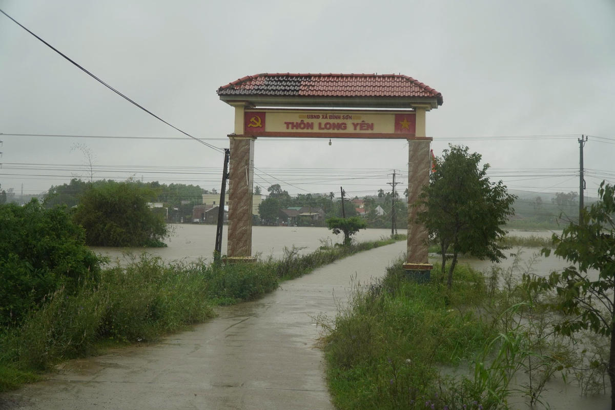 Đường vào khu dân cư thôn Long Yên, xã Bình Sơn bị ngập nước. Ảnh: AN.