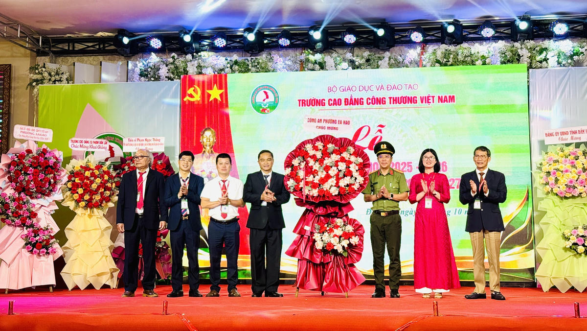 Đại diện chính quyền địa phương phường Ea Kao tặng hoa chúc mừng nhà trường.