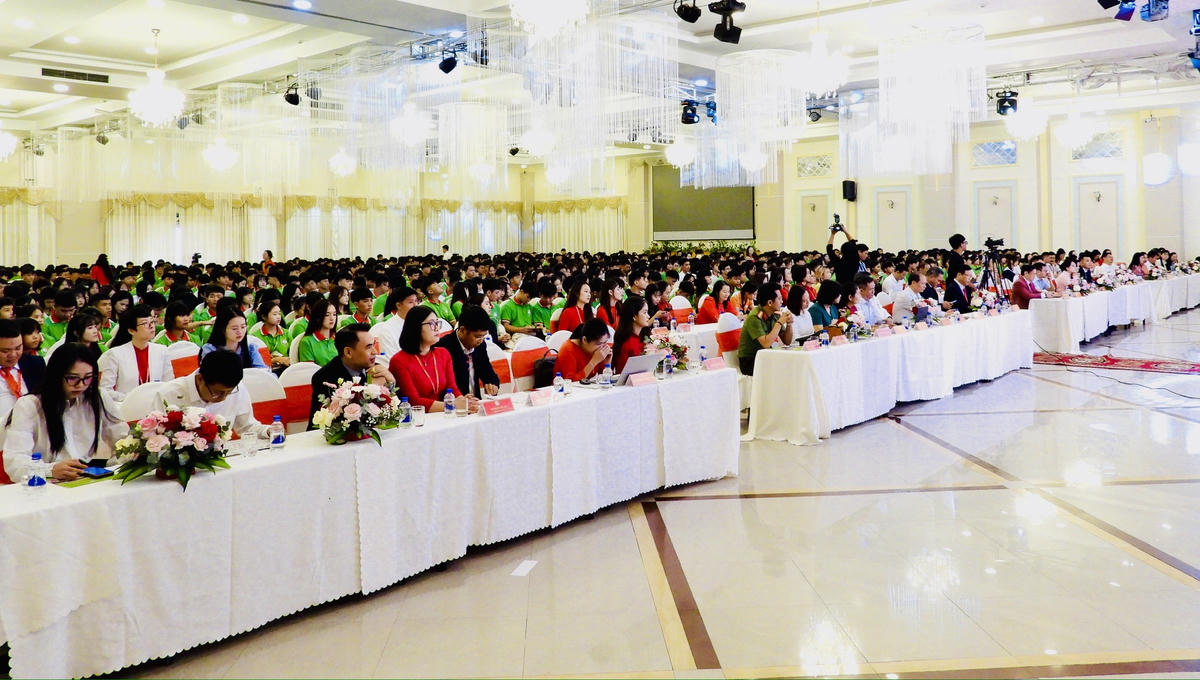 Các đại biểu dự buổi lễ khai giảng năm học mới.